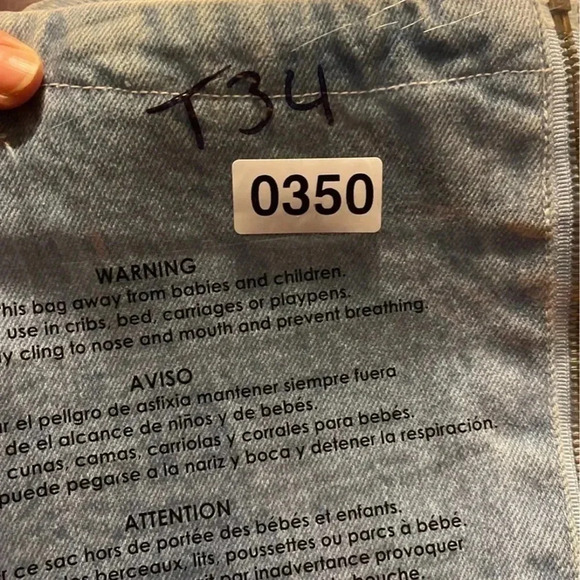 Vintage 80’s Sierra West denim skirt with zipper in front. 
Size:11 - Picture 7 of 9